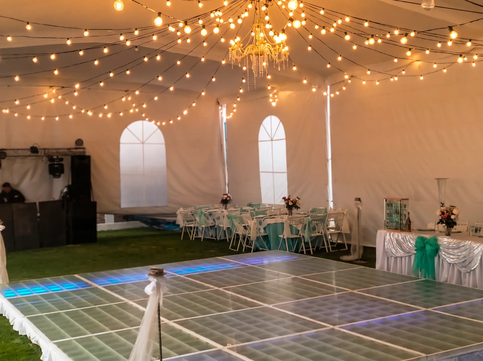 Carpa iluminada con pista de baile