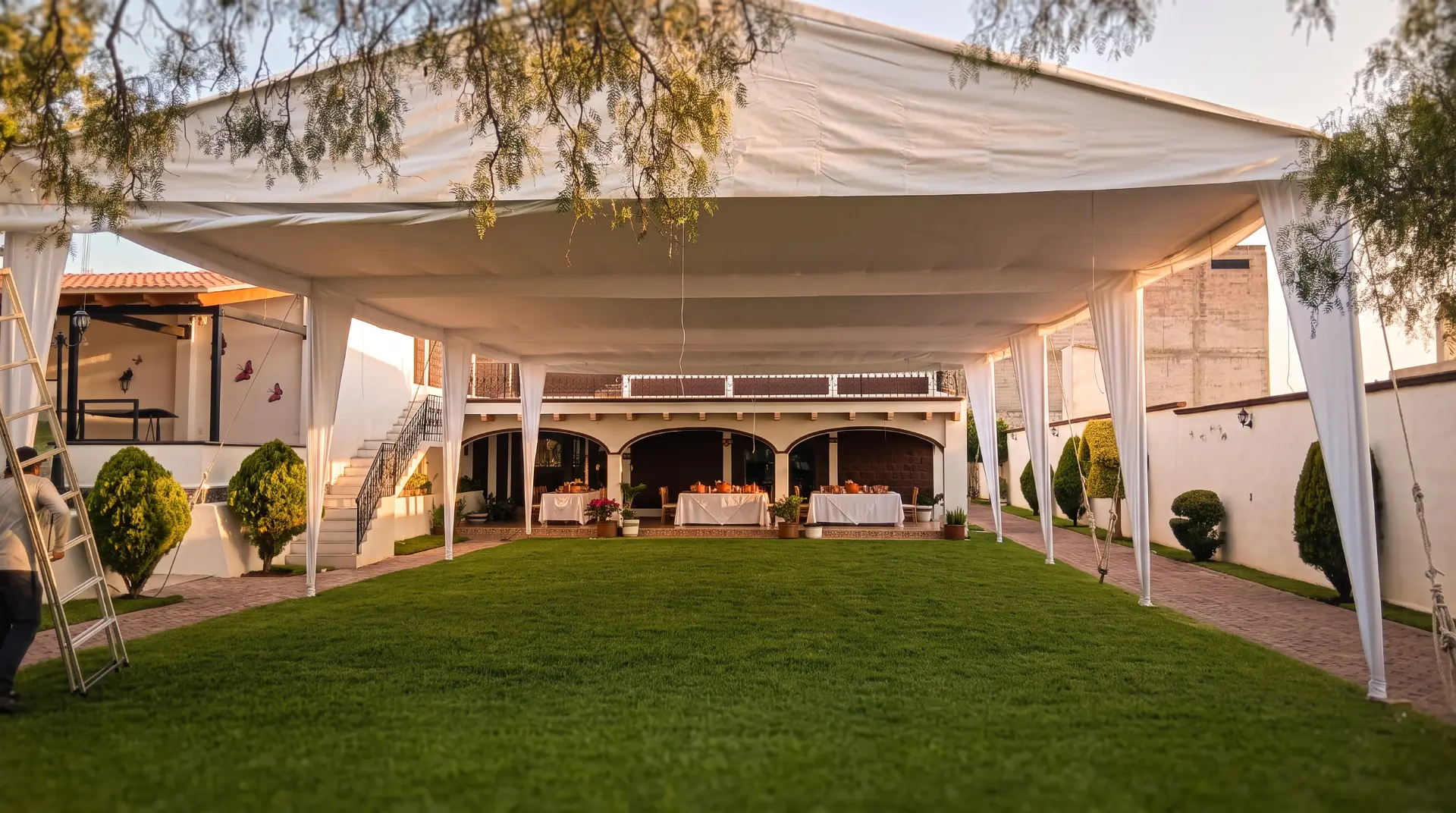 Jardín con carpa y mesas listas para un evento social o corporativo